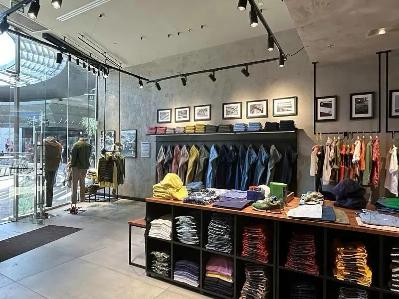 Boutique de prêt-à-porter : rails et spots