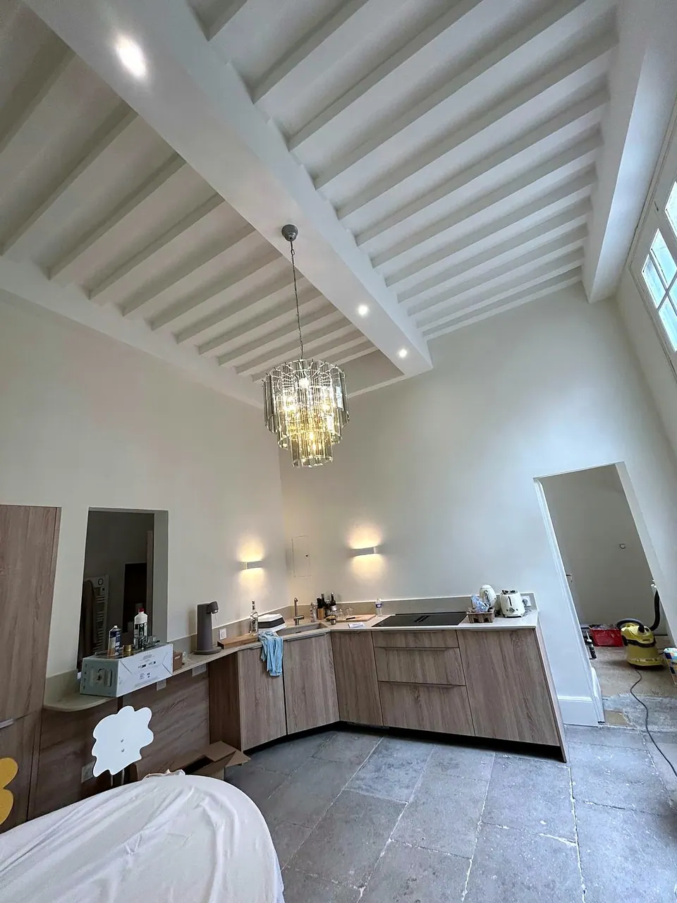 Lustre sous un plafond à poutres