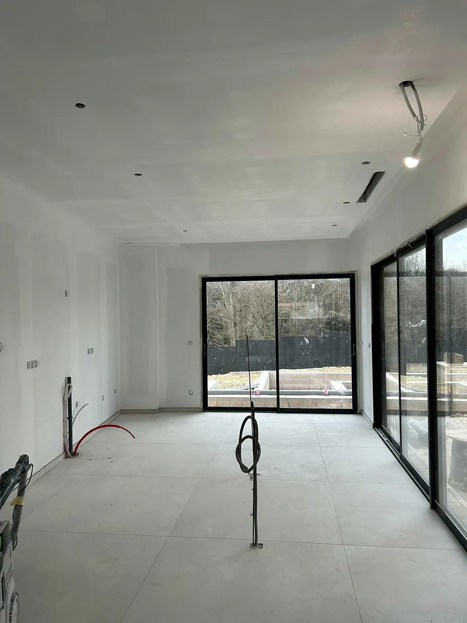 Câbles en attente dans une maison neuve