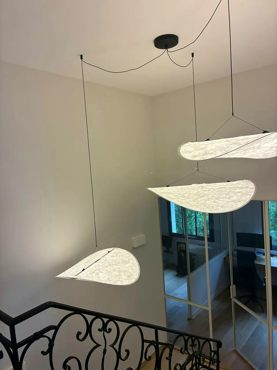 Suspensions dans une cage d'escalier