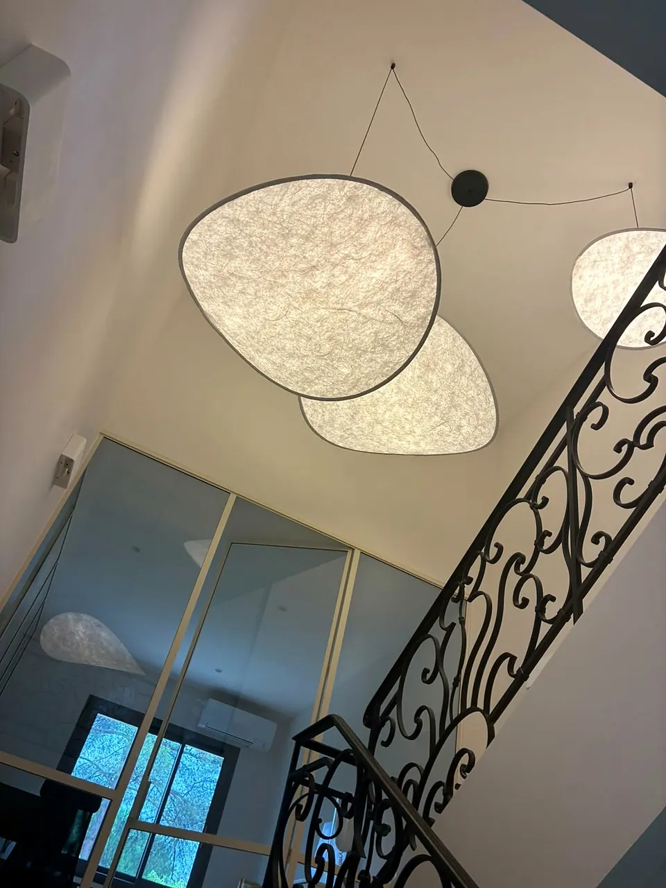 Suspensions dans une cage d'escalier